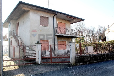 Foto Villa bifamiliare in VIA ALDO MORO, Biandronno Centro di 249 m²