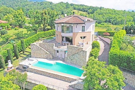 Foto Villa unifamiliare a Palazzago Gromlongo di 470 m² con 10 locali