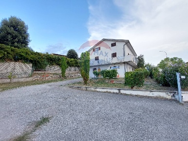 Foto Appartamento in Via Caduti di Via Fani, Poggio Picenze di 104 m²