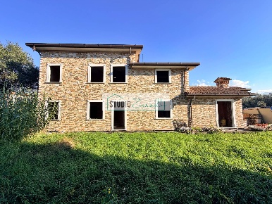 Foto Casa indipendente in Via Piave, Seravezza di 201 m² con 5 locali