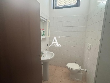 Foto Locale commerciale a Vigasio Zona Fiera di 70 m² con 3 locali