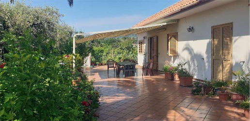 Foto Villa unifamiliare a Piedimonte Etneo di 100 m² con 4 locali