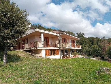 Foto Villa unifamiliare a Perugia di 390 m² con 8 locali in vendita