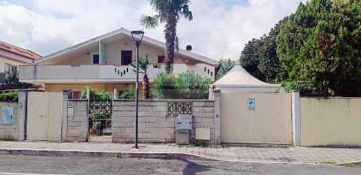 Foto Appartamento in via dei Peligni, Pescara di 192 m² con 10 locali