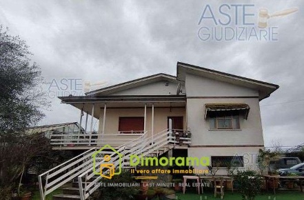 Foto Villa unifamiliare in via di Campo  46, Pescia di 228 m² con 12 locali