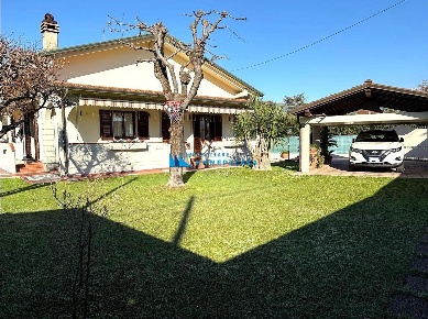 Foto Villa bifamiliare a Massa Ronchi - Poveromo di 200 m² con 5 locali