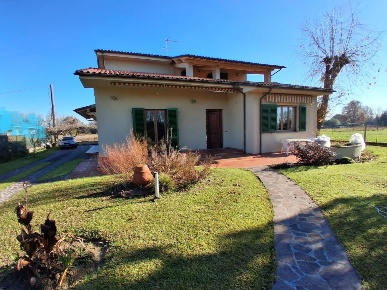 Foto Villa unifamiliare a Capannori Lammari - Lunata di 277 m² con 9 locali