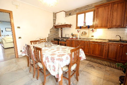 Foto Villa a schiera in Via Moretto, Resana Centro di 285 m² con 10 locali