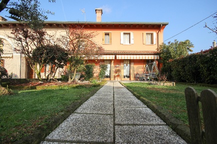 Foto Villa a schiera in Via Moretto, Resana di 285 m² con 10 locali