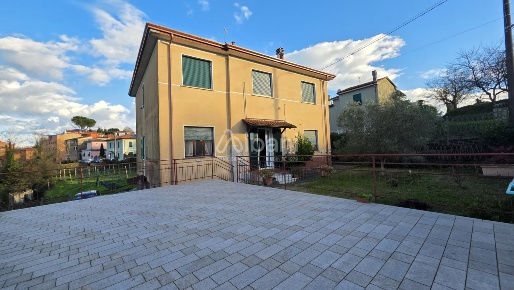 Foto Villa bifamiliare a Arcola Centro di 298 m² con 12 locali in vendita