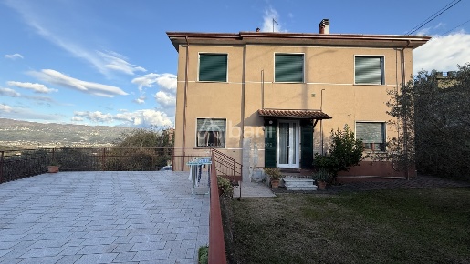 Foto Villa bifamiliare a Arcola Centro di 298 m² con 12 locali in vendita