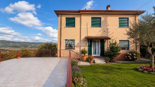 Foto Villa bifamiliare a Arcola Centro di 298 m² con 12 locali in vendita
