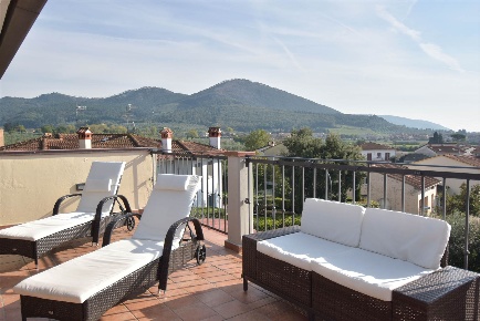 Foto Villa unifamiliare a Montemurlo Fornacelle di 400 m² con 10 locali