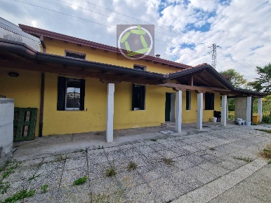 Foto Villa bifamiliare a Pordenone Centro di 105 m² con 7 locali in vendita