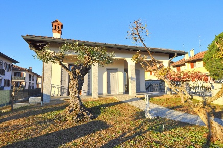 Foto Villa singola a Bernate Ticino di 220 m² con 5 locali in vendita