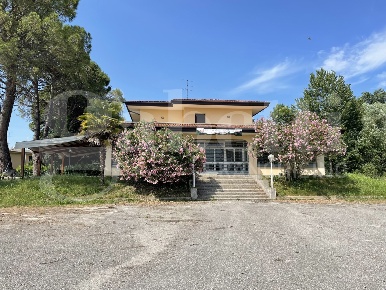 Foto Ristorante in Via Molini 61, Cordenons Centro di 238 m² con 3 locali