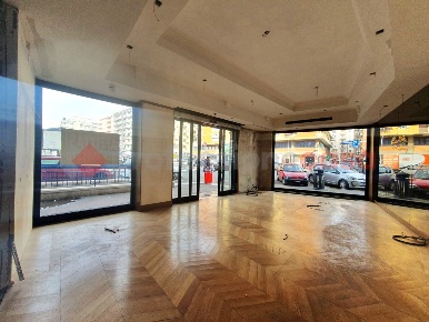 Foto Negozio in Largo dei Colli Albani 36, Roma Colli Albani di 150 m²