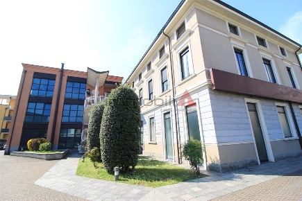 Foto Ufficio in viale Lombardia, Brugherio Centro di 71 m² con 1 locali