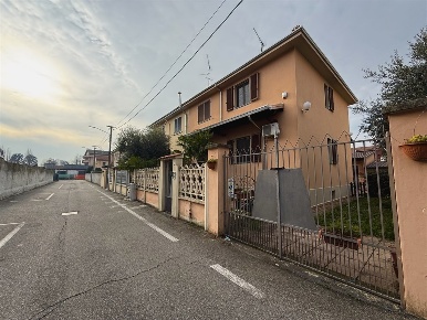 Foto Villa a schiera in via san carlo, Santo Stefano Ticino di 230 m²