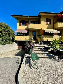 Foto Villa a schiera in Via San Lorenzo, Galliate Lombardo di 210 m²