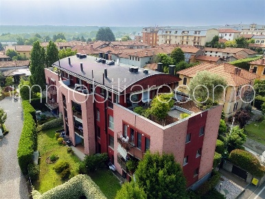 Foto Attico in Via Mazzini, Appiano Gentile Centro di 120 m² con 4 locali