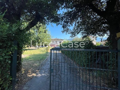 Foto Villa unifamiliare a Capannori Marlia di 300 m² con 15 locali