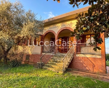 Foto Villa unifamiliare a Capannori Marlia di 300 m² con 15 locali