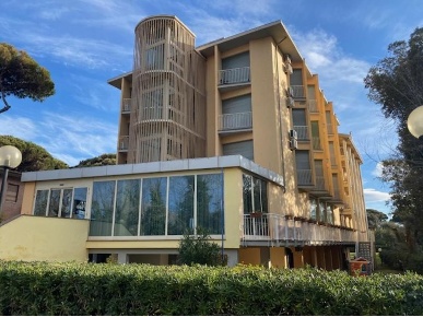 Foto Hotel a Pisa Tirrenia di 3024 m² con 5 locali in vendita