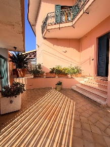 Foto Appartamento a Lecce Cicolella - Via Puglia di 220 m² con 8 locali