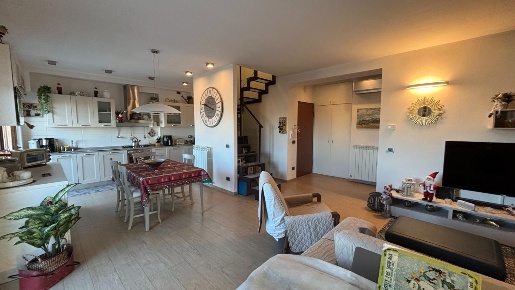 Foto Attico a Cascina Centro di 124 m² con 5 locali in vendita