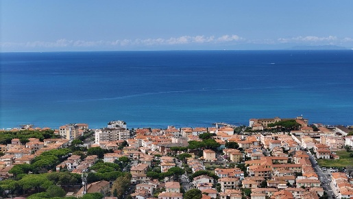 Foto Casa indipendente a Cecina Marina di Cecina di 190 m² con 6 locali
