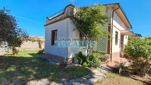 Foto Casa indipendente a Cecina Marina di Cecina di 190 m² con 6 locali