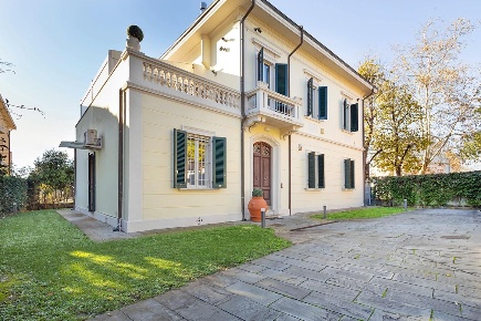 Foto Villa unifamiliare a Pisa La Vettola di 360 m² con 12 locali