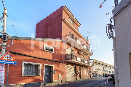 Foto Appartamento a Mascalucia Centro di 98 m² con 5 locali in vendita