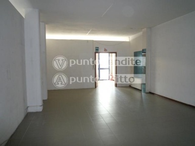 Foto Negozio a Lucca San Marco - Acquacalda di 130 m² con 4 locali