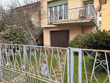 Foto Villa unifamiliare a Lucca San Concordio di 260 m² con 6 locali