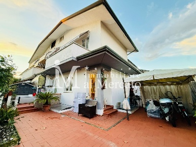Foto Villa a schiera a Viareggio Torre del Lago di 110 m² con 6 locali