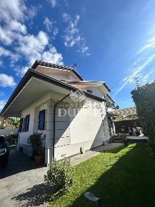 Foto Villa unifamiliare a Massarosa Piano di Conca di 170 m² con 7 locali