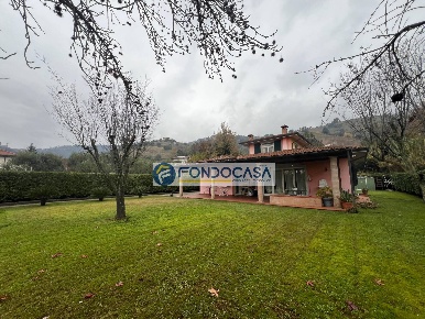 Foto Villa singola in via castagnara, Massa Mirteto di 240 m² con 7 locali