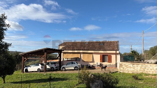 Foto Casa indipendente in Regione su carralzu, Tissi di 189 m² con 6 locali