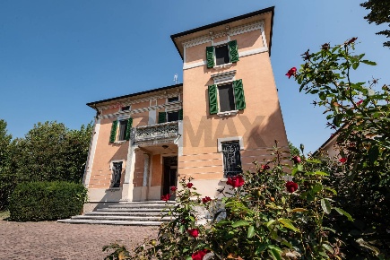 Foto Casa indipendente in Via Gramsci, San Benedetto Po Centro di 696 m²