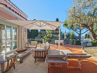 Foto Appartamento in Via Tiziano, Bordighera Zona Collinare di 98 m²