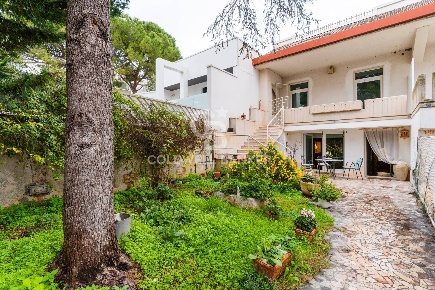 Foto Villa singola in Via Antonio Labianca, Adelfia di 150 m² con 5 locali