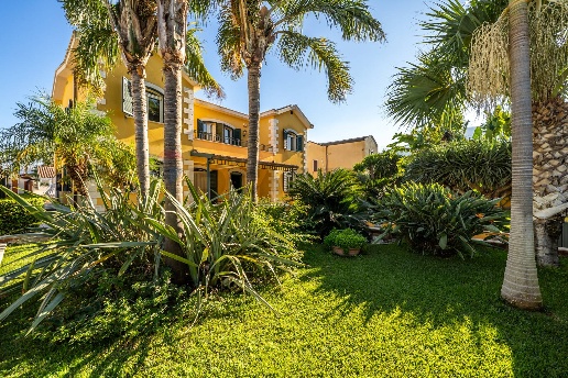 casa indipendente in vendita a Carini in zona Piraineto