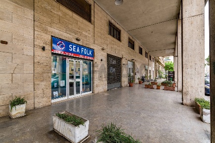 Foto Negozio in Via Francesco Crispi, Palermo Roma - Cavour di 90 m²