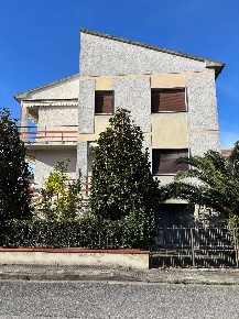 Foto Villa unifamiliare a Pisa Porta a Lucca di 317 m² con 13 locali