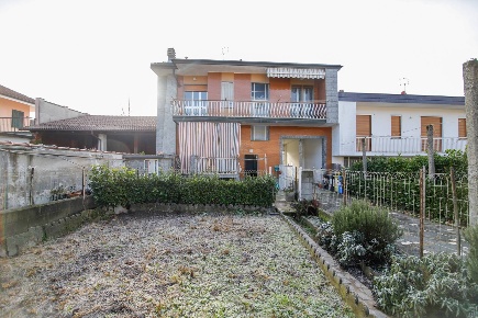 Foto Villa bifamiliare in Via C. Ubertini, Montanaro di 205 m² con 7 locali