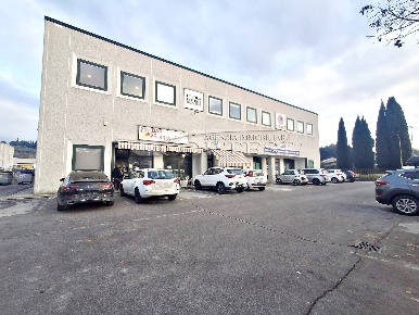 Foto Locale commerciale a Perugia di 185 m² con 5 locali in vendita