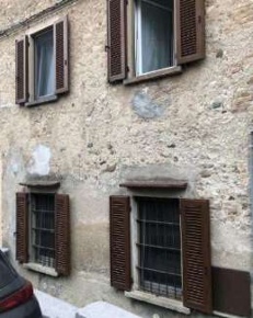 Foto Appartamento in Via Roma, Gazzada Schianno Centro di 109 m² all'asta