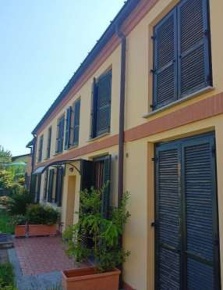 Foto Appartamento in Via De Amicis, Varano Borghi di 110 m² con 6 locali